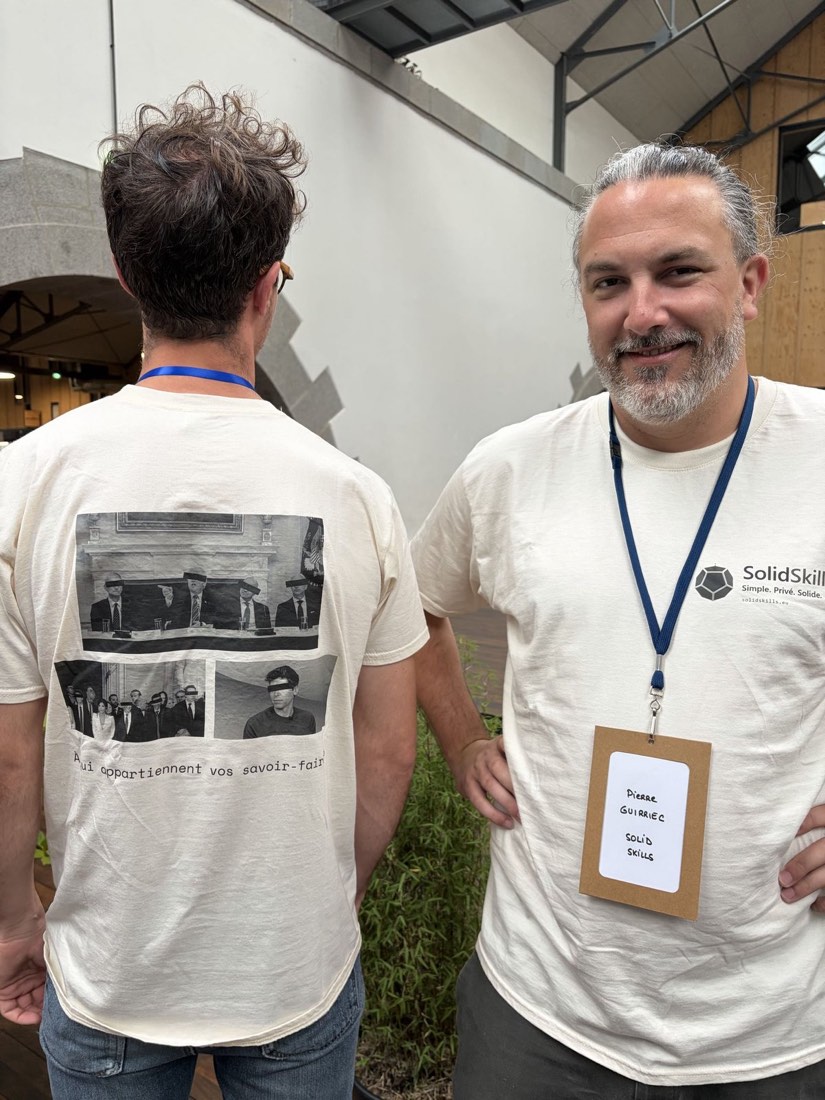 Pierre Guirriec et un participant, en t-shirts SolidSkills, lors d’un événement